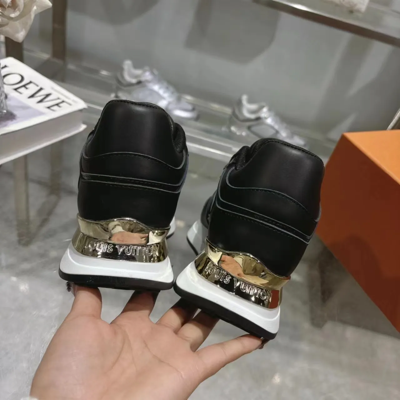 [L Family] P: 760💰Size 35-42 for women, 39-46 for men, (41.42 for women, 45.46 for men, customized) .LV Donkey Brand 🔥🔥LOUIS VUITTON Louis Vuitton's official website synchronizes the 2025 autumn and winter couple's models, which are now on the market, this Neo Run Away sneakers are inspired by running shoes, integrating LV's iconic must-have shoes into the trend. This version is a 1:1 replica of the original version. It is made of two-tone calfskin to highlight its simple lines and unique wedge outsole. Key details include the LV initials on the side and an engraved gold heel stabilizer on the back plus a 2cm hidden insole.